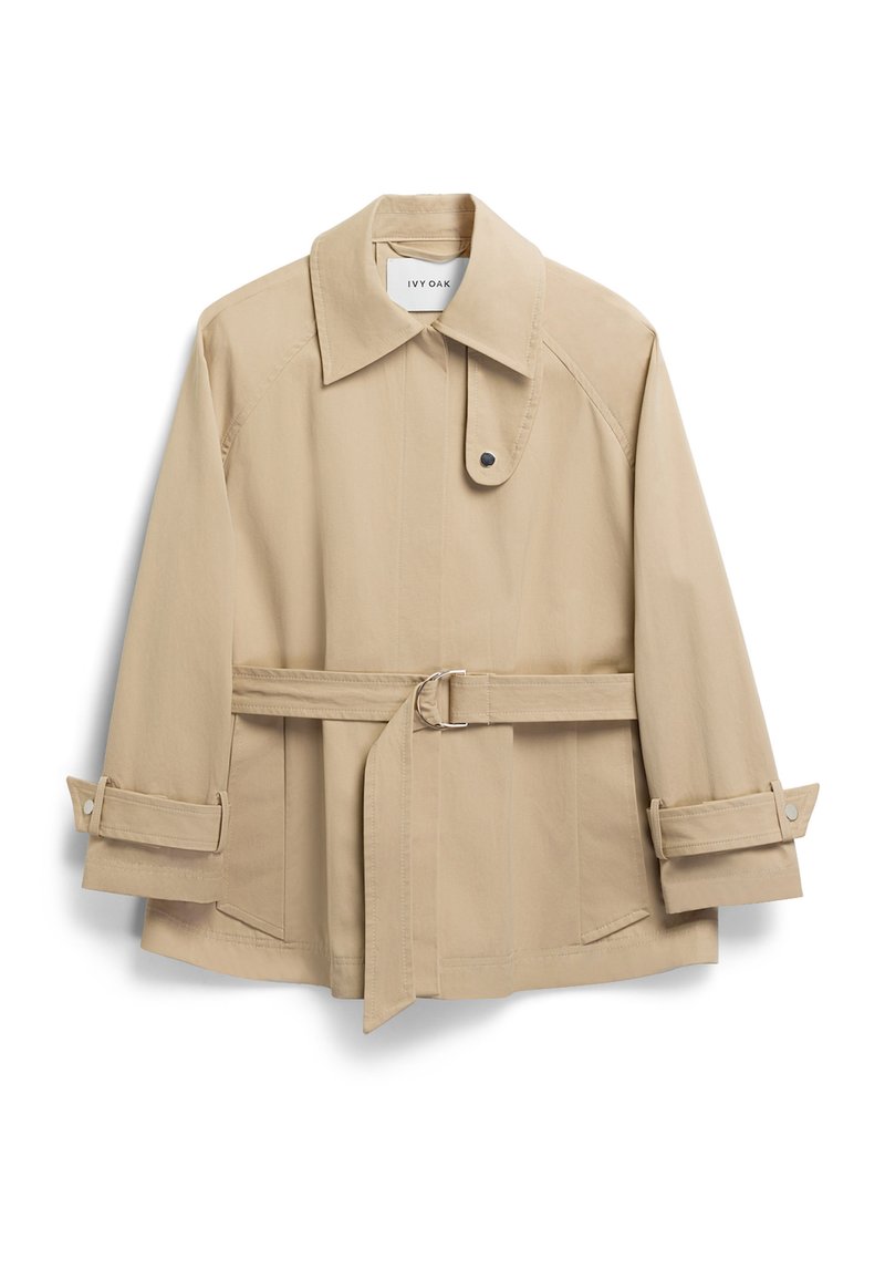 Beige leichte Jacke mit Kragen, tailliertem Bund und hochrollbaren Ärmeln. Glattes Material mit sauberem Design und versteckten Seitentaschen.