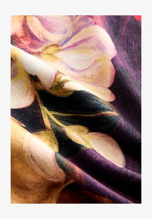 Tessuto con motivo floreale di fiori rosa e gialli su sfondo scuro, che mostra una texture liscia e colori vivaci.