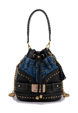 Borsa secchiello in pelle nera con dettagli in denim, borchie dorate, manico intrecciato e dettaglio con nappina. Dotata di chiusura a coulisse e accessori metallici.