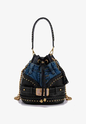 Borsa secchiello in pelle nera con dettagli in denim, borchie dorate, manico intrecciato e dettaglio con nappina. Dotata di chiusura a coulisse e accessori metallici.