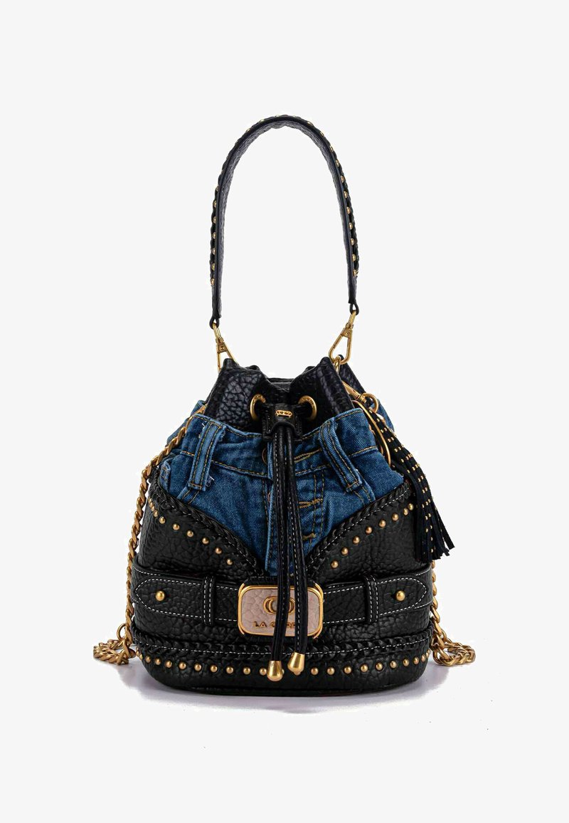 Borsa secchiello in pelle nera con dettagli in denim, borchie dorate, manico intrecciato e dettaglio con nappina. Dotata di chiusura a coulisse e accessori metallici.