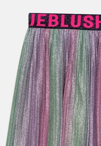 Gonna in tulle con una sfumatura multicolore di tonalità rosa, verde e viola, con una cintura nera che presenta il logo "JEBLUSH" in un vivace rosa.