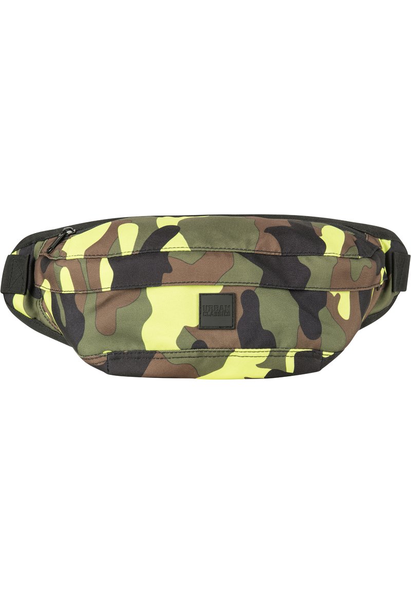 Kamuofliaus fanny pack žalių, rudų ir geltonų spalvų; pagamintas iš patvarios medžiagos; turi reguliuojamą diržą ir užtrauktuku uždaromą kišenę.