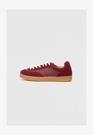 Rote Wildleder- und glatte Leder-Sneaker mit Schnürung, perforierten Paneelen und einer Sohle aus Gummi. Texturierte Akzente an der Ferse.