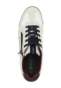 Weißer und marineblauer Sneaker mit glattem Obermaterial, Schnür- und Reißverschlussöffnung, gepolstertem Kragen und gemusterter Innensohle mit "bugatti"-Aufdruck.