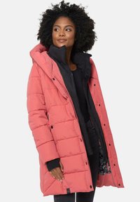 Roosa tikitud puffer-jakk musta fliisi voodriga, kapuutsiga ja ees oleva lukuga. Omab nööpe ja küljetaskuid.