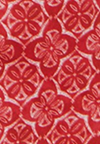 Tessuto rosso a motivo floreale con un design ripetitivo, presenta petali arrotondati e dettagli intricati, su uno sfondo più chiaro a contrasto.
