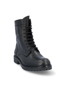 Botas de combate de cuero negro con un acabado suave, caña alta y cordones frontales, con suelas robustas y sutiles detalles de costura.