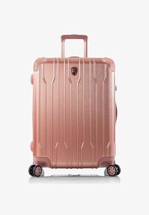 Hartschaltsuitcase in metallic Rosegold, mit vertikalen Streifen, einem ausziehbaren Griff und drehbaren Rädern für einfache Mobilität.