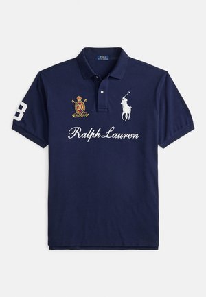 Teget plava polo majica s natpisom Ralph Lauren, bijelim logotipom igrača polo na prsima, vezenim amblemom 20 i brojem 8 na rukavu.