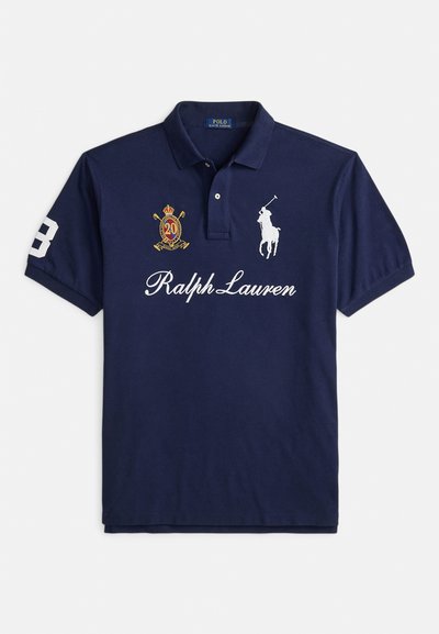 Temno modra polo majica z napisom Ralph Lauren, belim logotipom polo igralca na prsih, vezenim grbom 20 in številko 8 na rokavu.