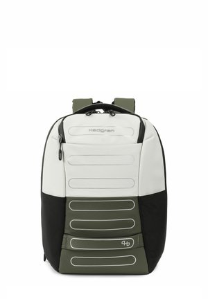 Rucksack in Weiß, Olivgrün und Schwarz mit horizontalen reflektierenden Streifen und oberem Griff vor weißem Hintergrund.