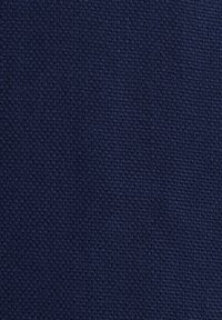 Tissu en tissu bleu marine foncé avec une texture grossière et un motif de fil visible, montrant une surface étroitement tissée.