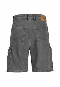 Shorts cargo en denim gris avec une coupe décontractée, dotés de plusieurs poches, d'une étiquette en cuir sur la taille et de détails de couture visibles.