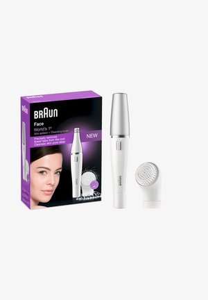 Mini épilateur Braun et brosse nettoyante avec emballage présentant les caractéristiques du produit et le visage d'une femme sur fond blanc.