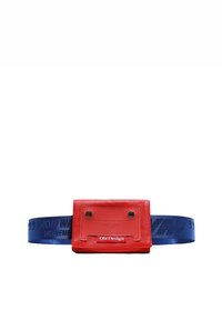 Bolso de cuero rojo con correa de tela azul, con dos ojales metálicos, logotipo en relieve y textura suave. Forma rectangular compacta.