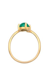 Anello dorato con una pietra verde rotonda e liscia incastonata in un montatura a quattro artigli, con una fascia sottile e lucida e un design senza interruzioni.