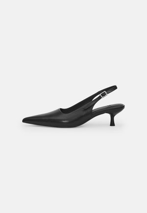 Czarny skórzany but typu slingback z ostrym noskiem i niskim obcasem kitten, zapinany na regulowany pasek z klamrą.