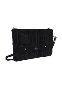 Pochette en velours noir avec une texture lisse, dotée d'une bandoulière en daim et de finitions dorées. Logo imprimé sur une bande à l'avant.