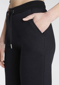 Vivance Trainingsbroek - schwarz