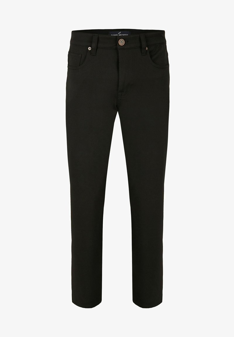 Schwarze Hose mit einer figurbetonten Passform, hergestellt aus glattem Stoff. Sie verfügt über einen Frontknopf und einen Reißverschluss, zwei Seitentaschen und minimale Nähte.