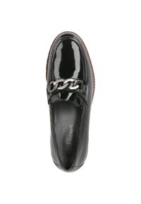 Zwarte gepatineerde leren loafers met een gladde afwerking, kettingdetail op de wreef, ronde neus en bruine gestikte zool.