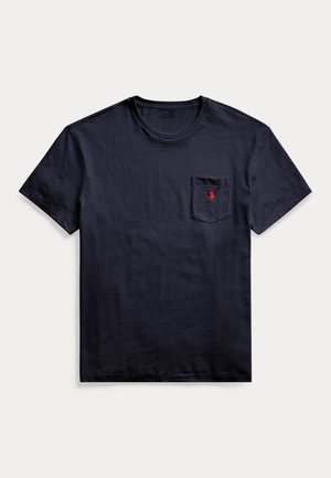 T-shirt bleu marine à manches courtes, avec un col rond et une poche poitrine ornée d’un petit logo de cheval brodé en rouge.