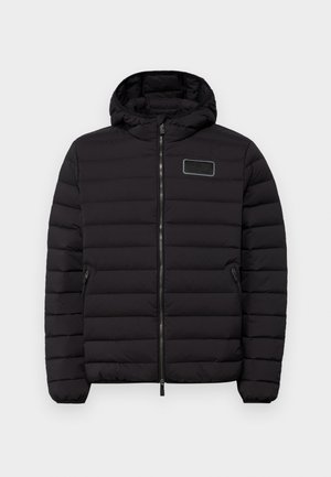 Giacca a vento nera con cappuccio, dotata di chiusura frontale con zip, polsini elasticizzati e tasche laterali. Design a trapunte testurizzate con un patch del logo.