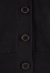 Tissu tricot noir avec trois gros boutons noirs à quatre trous en rangée verticale et détail bord-côtes.