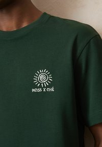Reiss REGULAR FIT - Marškinėliai su spaudiniu - green