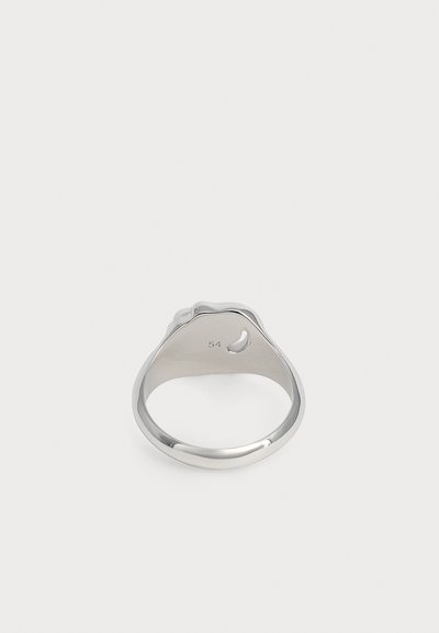 Bague en argent avec une bande lisse et arrondie, numéro 54 gravé à l'intérieur, vue de dos sur un fond clair uni.