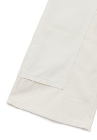 Pantaloni in corduroy bianchi con una texture liscia e un design a gamba dritta, con una cucitura visibile in fondo e un dettaglio tasca.