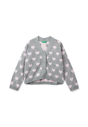 Cardigan gris avec un motif de cœurs roses, col en V, quatre boutons sur le devant, et poignets et ourlet côtelés. Texture douce.