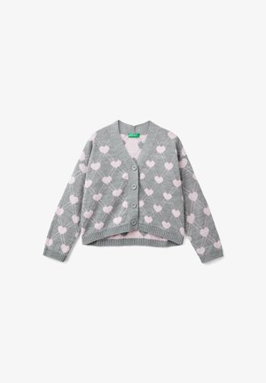 Cardigan gris avec un motif de cœurs roses, col en V, quatre boutons sur le devant, et poignets et ourlet côtelés. Texture douce.