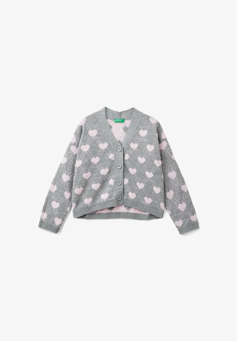 Cárdigan gris con un patrón de corazones en rosa, diseño de cuello en V, cuatro botones en la parte delantera y puños y dobladillo acanalados. Textura suave.