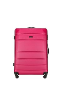 Valise rigide de couleur rose vif, avec une texture striée, quatre roues et une poignée télescopique. Accents en métal noir au centre.