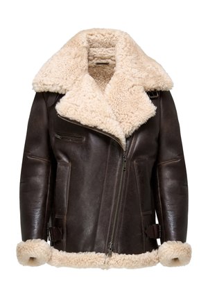 Giacca di pelle marrone con un colletto e polsi in shearling crema morbido, dotata di una zip diagonale e due tasche frontali. Finitura testurizzata.