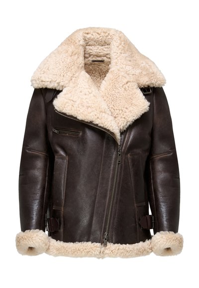 Giacca di pelle marrone con un colletto e polsi in shearling crema morbido, dotata di una zip diagonale e due tasche frontali. Finitura testurizzata.
