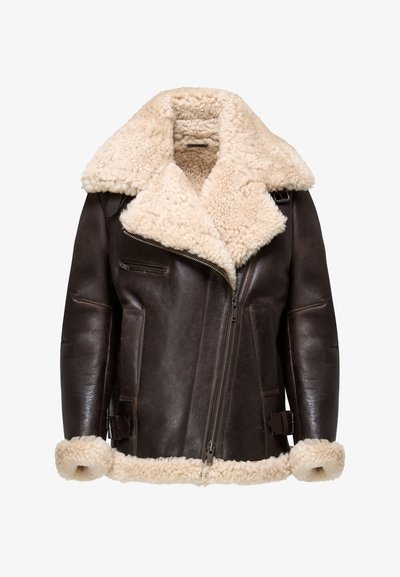 Hnědá kožená bunda s příjemným krémovým kožešinovým límcem a manžetami, se šikmým zipem a dvěma předními kapsami. Texturovaný povrch.