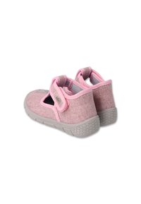 Różowe buty z tkaniny o teksturalnym wykończeniu, z zapięciem na rzep i szarym gumowym spodem z wzorem w plastry miodu.