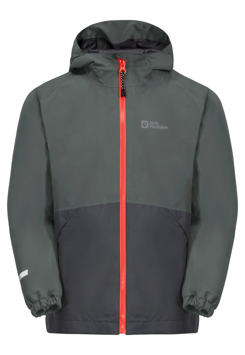 Veste de pluie en gris et gris foncé, avec une fermeture éclair orange, des poignets élastiqués et une capuche. Le matériau semble lisse et léger.