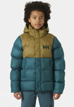 Pufferjack in groen en tan met een capuchon. Beschikt over geborduurde secties, een volledige ritssluiting en een zwart logo op de borst. Gladde stof.