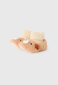 Myke brune babyslippere med bjørnefjes og kremfargede strikkede mansjetter, designet for varme og komfort.