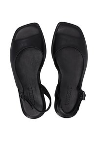 Schwarze Ledersandalen mit quadratischer Zehenpartie, offener Ferse, verstellbarem Riemen und strukturierten Innensohlen. Glatte Oberfläche, minimalistisches Design.