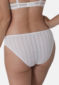 Weiße Baumwollunterwäsche mit vertikalen Streifen, hochgeschnittenem Design, weicher Textur und nahtlosem Bund für Komfort.