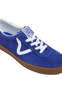 Baskets en daim bleu avec lacets blancs et rayure sur le côté. Présentent une semelle en caoutchouc marron et une étiquette de marque sur la languette. Design standard de chaussure basse.