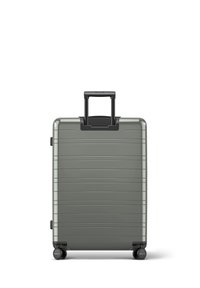 Valise rigide de couleur gris foncé avec des rainures horizontales, poignée télescopique et quatre roues noires pour une mobilité aisée.