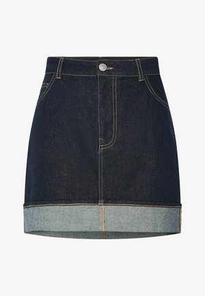 Denim sijonas su tamsiu plovimu, šiek tiek platėjantis siluetas, baigtas šviesesniu apvadu, su dvigubai siūtomis siūlėmis ir priekiniu kišeniu.