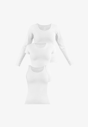 Drei weiße Damenoberteile übereinandergelegt: Langarmshirt, Kurzarmshirt und Tanktop auf weißem Hintergrund.
