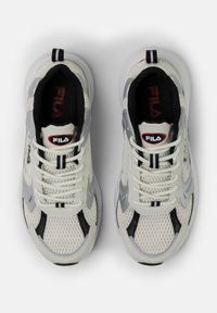 Sneaker in mesh bianco e grigio con superficie testurizzata, dotate di accenti neri, collo imbottito e logo in evidenza sulla linguetta e sul tallone.